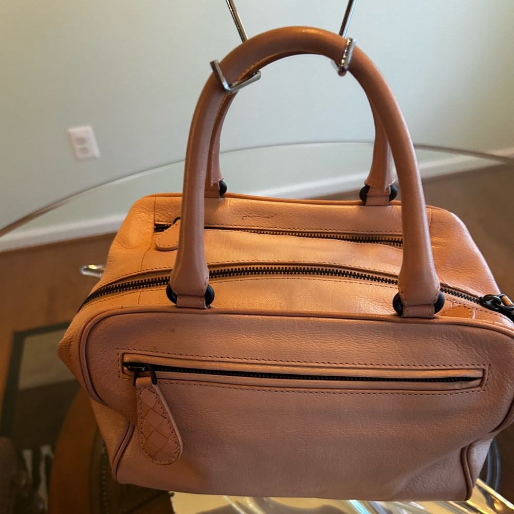 Bottega Veneta Elegant Tan Leather Bag - Picture 1 of 9
